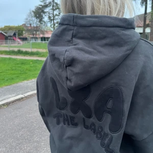 lxa hoodie - säljer min hoodie från lxa för den ej kommer till användning, inte använd så många gånger och är i samma skick som när jag köpte den💕