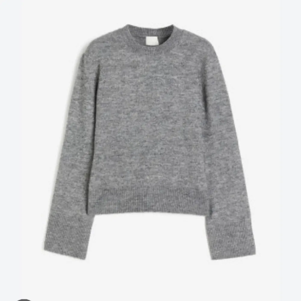 Säljer denna snygga stickade tröja från H&M, använd en gång 🥰helt slutsåld!. Stickat.