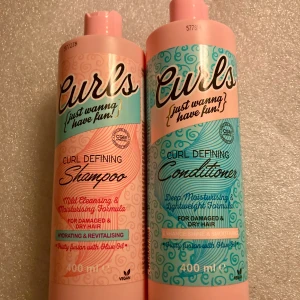 *NY*Paket Shampoo+Balsam, 400 ml, Fr Curls  - Nytt allt oanvänt.  Stor på TikTok  Lockdefinierande Shampo - För skadat och torrt hår, fruktig fusion med olivolja och extrakt av röd frukt.  Lockdefinierande Balsam - Djupt återfuktande och lätt formula. För torrt och skadat hår. 