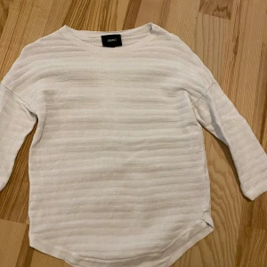 Tröja strl XS - Tröja med trekvartsärm. Fint skick. Kolla gärna in mina andra annonser för samfrakt.  Katt finns i hemmet (allergivänlig ras).