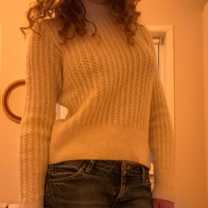 Vit stickad tröja  - Väldigt mysig stickad vit tröja med så fin passform. Kommer tyvärr aldrig till användning, har använts typ en gång och i väldigt fint skick. Så skönt material och jättefint mönster. 