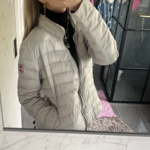 Colmar jacka - superfin colmar jacka som jag säljer pga att den inte kommer till så mycket användning. perfekt nu till vår och sommar då den är lite tunnare och så fin och unik färg 😍 vet inte storlek men skulle säga att den passar nån som vanligtvis bär S eller M🩷