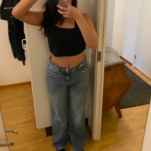 Straight jeans (blåa) från gina tricot - Säljer mina straight jeans från gina tricot då dom har blivit för stora för mig men dom är verkligen fina. Dom är high waist och väldigt bekväma. Dom är fortfarande fräscha och i bra skick. Hör av dig om du är intresserad! Pris kan diskuteras:)