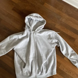 Grå zipper Junkyard  - Jätte bra skick  Baggy  Lite använd  Storlek M