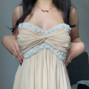 Balklänning med pärldetaljer - Super vacker balklänning som passar perfekt till bla studentbal, 9ans bal och bröllop🤩💓   Säljer denna vackra klänning då den tyvärr är för liten för mig (därför har jag inte på mig klänningen på bilderna)