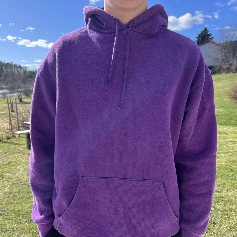 Lila Balenciaga hoodie. Väldigt stor i storleken passar mig som vanligtvis har L. Inköpt för 10 000kr. Pris kan diskuteras bara att skriva vid funderingar.. Hoodies.