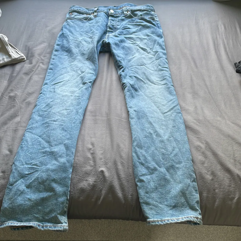 Ett par ljus blåa Levis jeans som sitter riktigt bra och är sköna. Nyskick är dem i. Ops stryvker dem när ni köper dem!! . Jeans & Byxor.