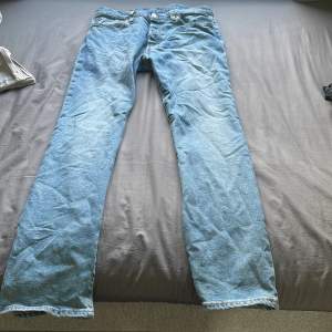Ett par ljus blåa Levis jeans som sitter riktigt bra och är sköna. Nyskick är dem i. Ops stryvker dem när ni köper dem!! 