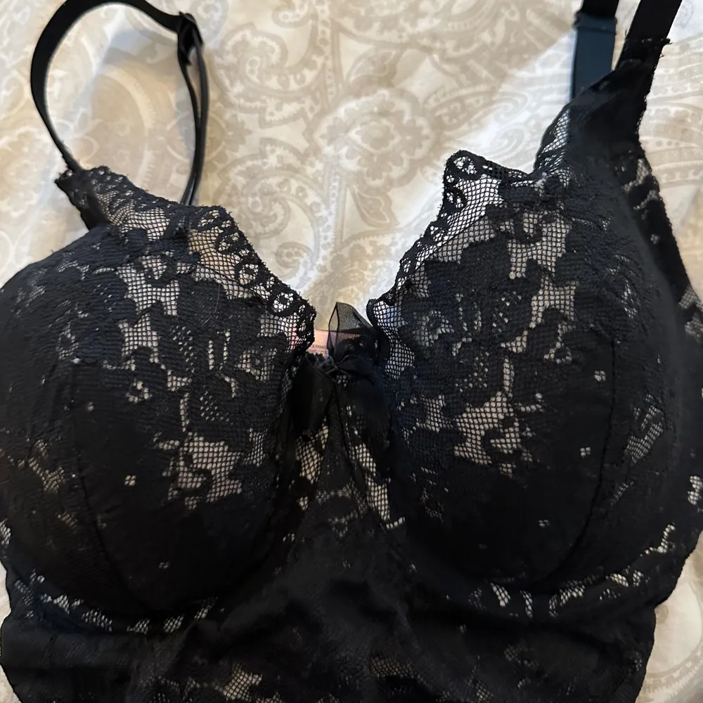 Bh från Hunkemöller storlek 70F i eu storlek 32F i uk storlek helt ny ej några prislappar kvar köpte fel pris kan diskuteras vid snabb affär . Övrigt.