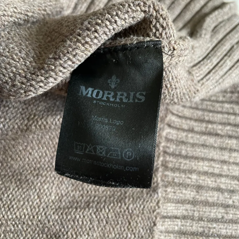 Hejsan, säljer en otroligt fin stickad tröja från Morris. Den är använd men väl omhändertagen. Storleken är S.  Pris kan sänkas vid snabbaffar!  Har du fler frågor eller funderingar finns jag i DM!  Mvh CVB Closet. Stickat.