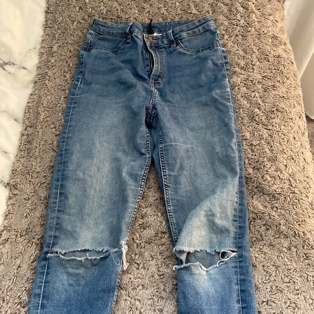Ett par blå skinny jeans med hål🩷. Jeans & Byxor.