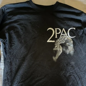 2pac tröja - Långärmad tröja från pull and bear, använd ett fåtal gånger 