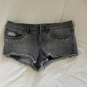 säljer dessa lågmidjade svarta jeansshorts köpta på zalando second hand (från superdry) med fina detaljer vid framfickorna. säljer på grund av att de inte passar mig längre. perfekta nu till sommaren! kontakta om du har några frågor⭐️