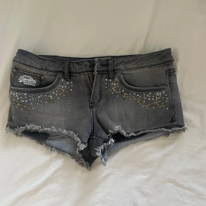 lågmidjade svarta jeansshorts - säljer dessa lågmidjade svarta jeansshorts köpta på zalando second hand (från superdry) med fina detaljer vid framfickorna. säljer på grund av att de inte passar mig längre. perfekta nu till sommaren! kontakta om du har några frågor⭐️