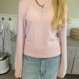 Kashmir tröja - Säljer denna jättefina Kashmir tröja i storlek S💕 Supergullig till sommarkvällar💓💓