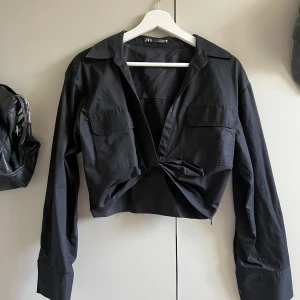 zara blus/skjorta - topp från zara!! så snygg och perfekt till fest! inga defekter 💖🤩