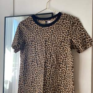 Snygg leopard mönstrad t-shirt!🐆