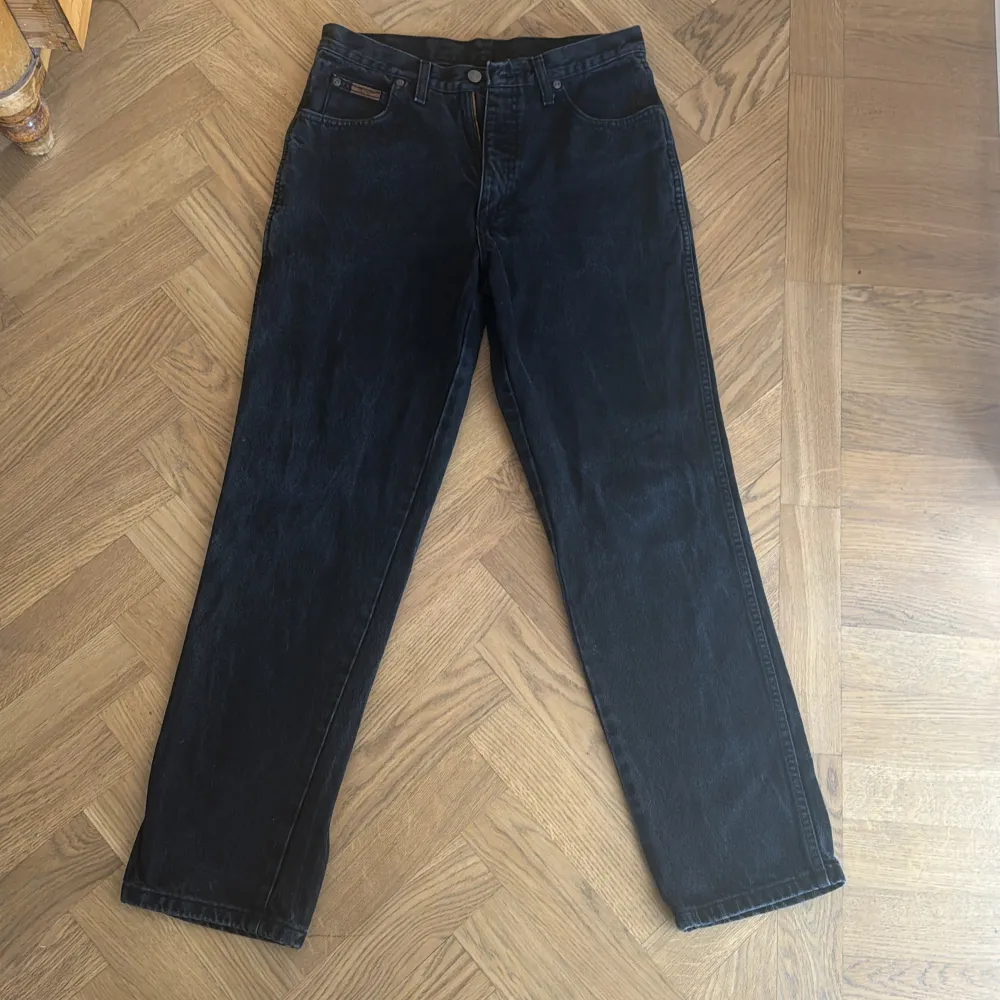Riktigt snygga jeans i mycket bra skick, passformen är loose. 32/32 men lite små i storleken.  Mått: Midja: 39 Innerbenslängd: 75 Lårvidd: 30 Fotvidd: 20 . Jeans & Byxor.