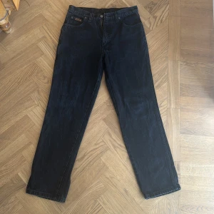 Svarta wrangler jeans - Riktigt snygga jeans i mycket bra skick, passformen är loose. 32/32 men lite små i storleken.  Mått: Midja: 39 Innerbenslängd: 75 Lårvidd: 30 Fotvidd: 20 