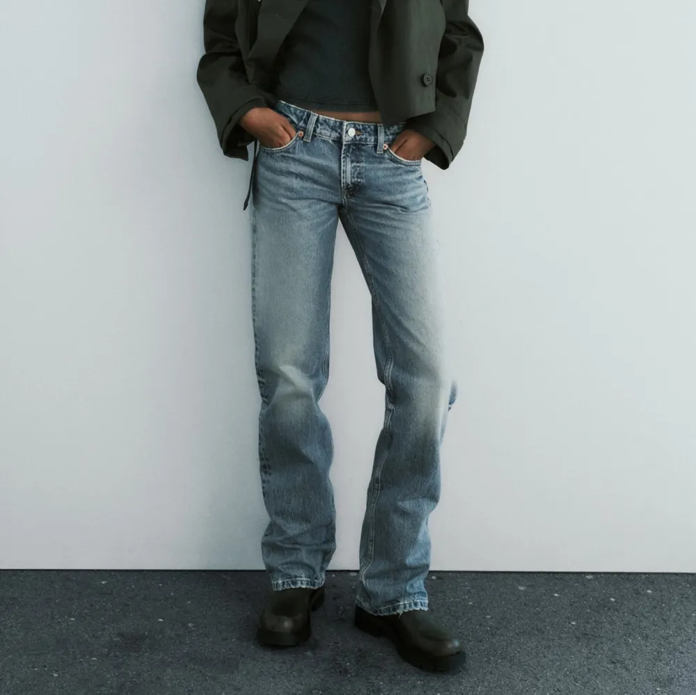 Slutsålda lågmidjade zara jeans som tyvärr inte passar, ny skick 💕 skriv för bilder på mig . Jeans & Byxor.