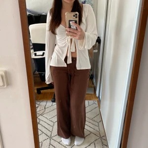 Linnebyxor  - Säljer dessa trendiga linne byxor från h&m i brun ❣️ // använd gärna köp nu!