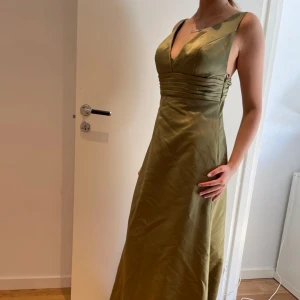 Oliv balklänning 🫒 - Säljer nu min olivfärgade balklänning Storlek M nypris 1200kr🫒🌻