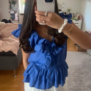 Blå volangblus från hm💙 - Säljer denna superfina slutsålda blå volangblusen från hm i storlek 34/xs men skulle säga att den också passar en xxs och s. Den är superfint skick, köpt på Plick,400kr, men är egentligen från hm!💙 Säljer den pga att den inte kommer till användning!💙
