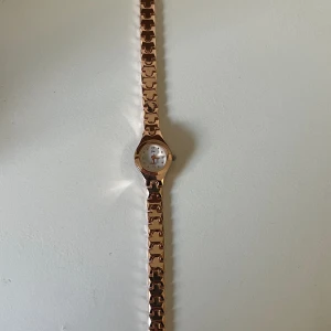 Klocka rose guld - Säljer denna söta klockan då den inte kommer till användning. I nyskick då den endast testats, aldrig använd mer än 5 minuter. För mig är den förstor, men det går att ta bort delar hos en urmakare om det skulle behövas! Skriv för frågor 🧡