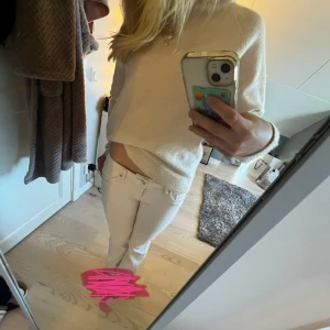 Lågmidjade Jeans - Säljer dem här jätte fina jeansen då jag har tröttnat på dem! ❤️ Lågmidjade och bootcut. Använde men fint skick