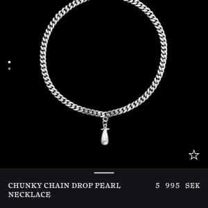 Maria Nilsdotter halsband - Funderar på att sälja mitt superfina halsband från Maria Nilsdotter då det tyvärr inte kommit till så mycket användning💓Har endast använt det ett fåtal gånger och det är därför i perfekt nyskick! Nypris är 6000 och säljer för 5000💓Box medkommer💓