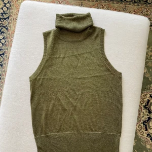 Topp - Snygg topp i en grön/guld glittrig färg från Zara! Knappt använd!