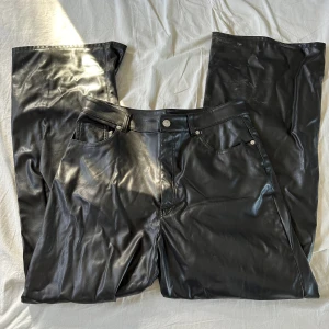 Läderbyxor  - Ett par utsvängda läderbyxor med väldigt snygg passform from hm, köpt för ca 2-3 år sedan!