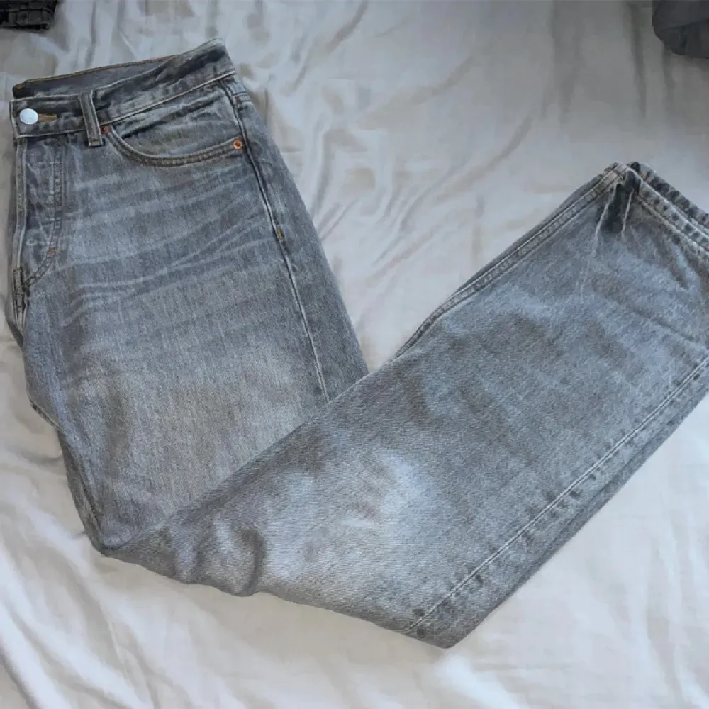 Tjena! Säljer gråa weekday jeans, köpta i Stockholm för 600kr. Inga slitningar och skicket är väldigt bra🤩 Kom gärna med prisförslag eller byten. Hör av dig vid frågor, svarar fort💪. Jeans & Byxor.