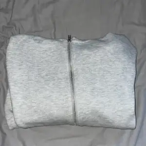 Hejhej, säljer denna ljusgråa zip hoodien från Pull&bear och nypriset på denna är 5/600kr. Storlek S, lite oversized fit så kan passa M. Hör av dig om du har frågor/prisförlag/byten eller annat💪🤩!