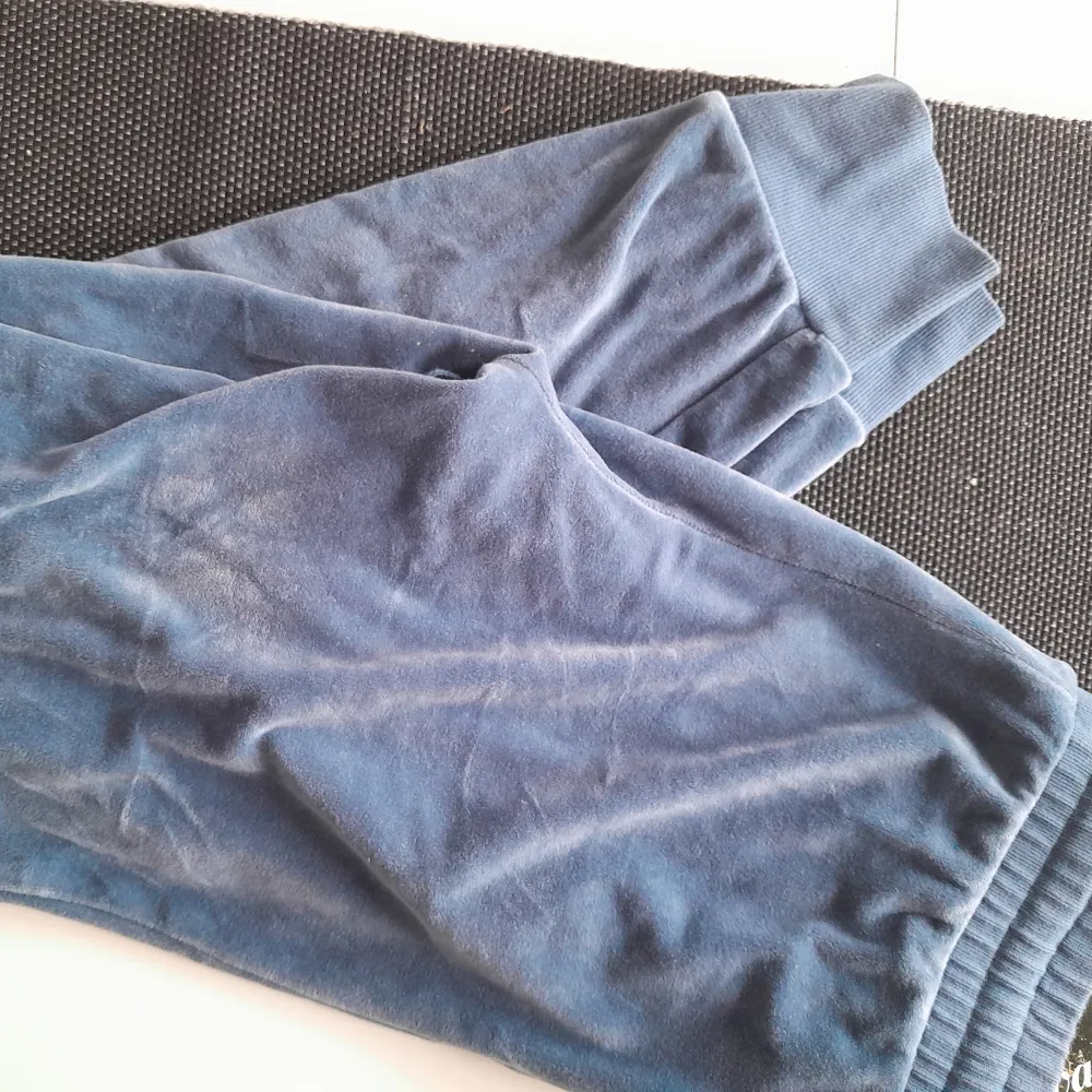 Ljusblå velvet, sällan använda. Säljs för de sitter för tight över mina lår (enligt min smak).. Jeans & Byxor.
