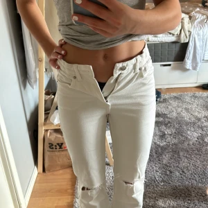 Jeans - Säljer jättefina jeans som tyvärr har blivit för små för mig💕de är bootcut och jättebra skick💕byxorna har även resor på insidan så att man kan dra åt i midjan💕jag är 1.63 cm💕skriv för mer frågor eller om ni vill ha mer bilder💕