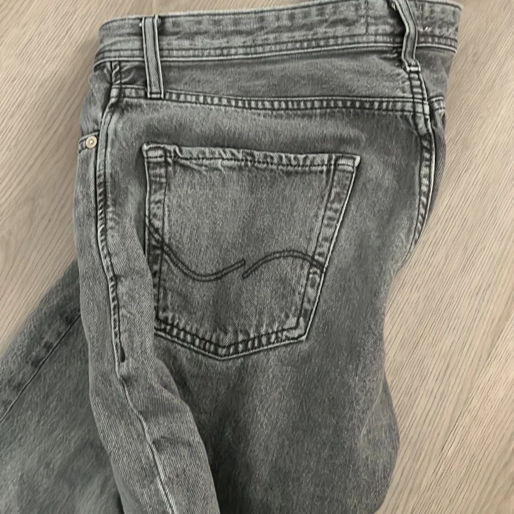 Jeans från Jack & Jones till salu! Bra skick. W30 L32 (straight leg). Hör gärna av er om frågor!. Jeans & Byxor.