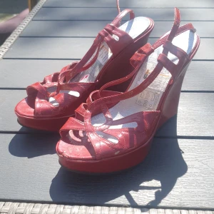 Röda lack plattå skor - Legat i förrådet knappt använda men har lite skavanker st 37från dinsko ord 380kr...känns som en liten 37a