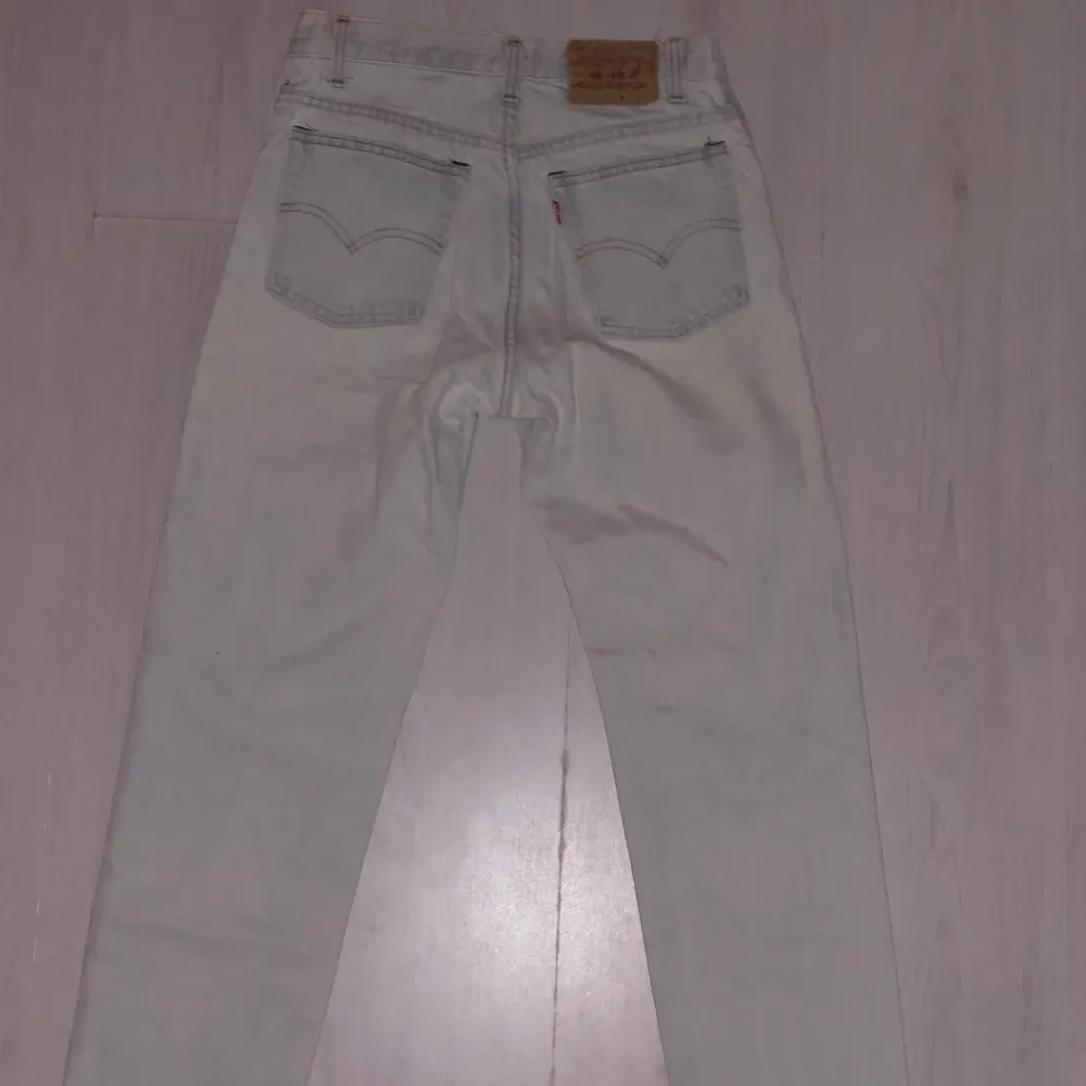 Mycket bra skick vintage Levis jeans i en rak modell. . Jeans & Byxor.