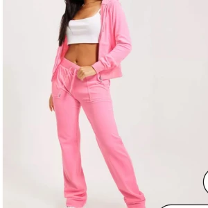 Juicy couture - Juicy couture byxor i rosa. Str S. Knappt använt. Färgen är slutsåld