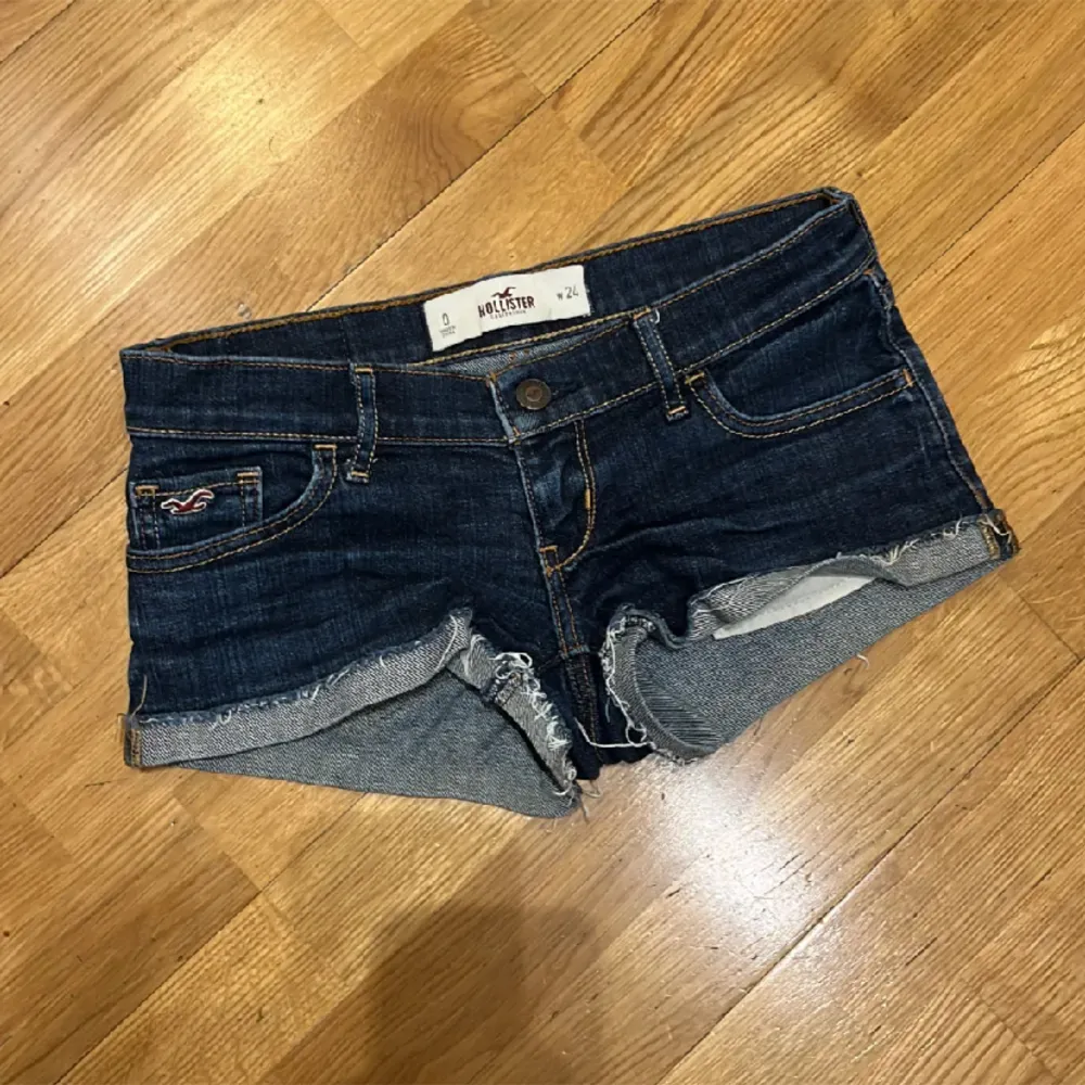Superfina lågmidjade jeansshorts från hollister i storlek 24 runt midjan💓 aldrig använda så inga defekter eller tecken på användning💓 kom privat vid fler funderingar💕. Shorts.