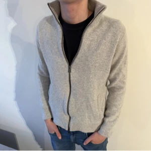 SNYGG MASSIMO DUTTI TRÖJA - Massimo dutti tröja/cardigan Storlek s/m Skick 9/10, inga slitage eller liknande Vid frågor eller funderingar skriv gärna!  Modellen är 180cm lång och väger ca 70kg Säljes pga för liten för mig