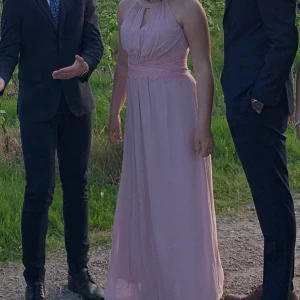 Balklänning - Superfin balklänning från vila, endast använd en gång på en bal. Inga fläckar eller tecken på använding