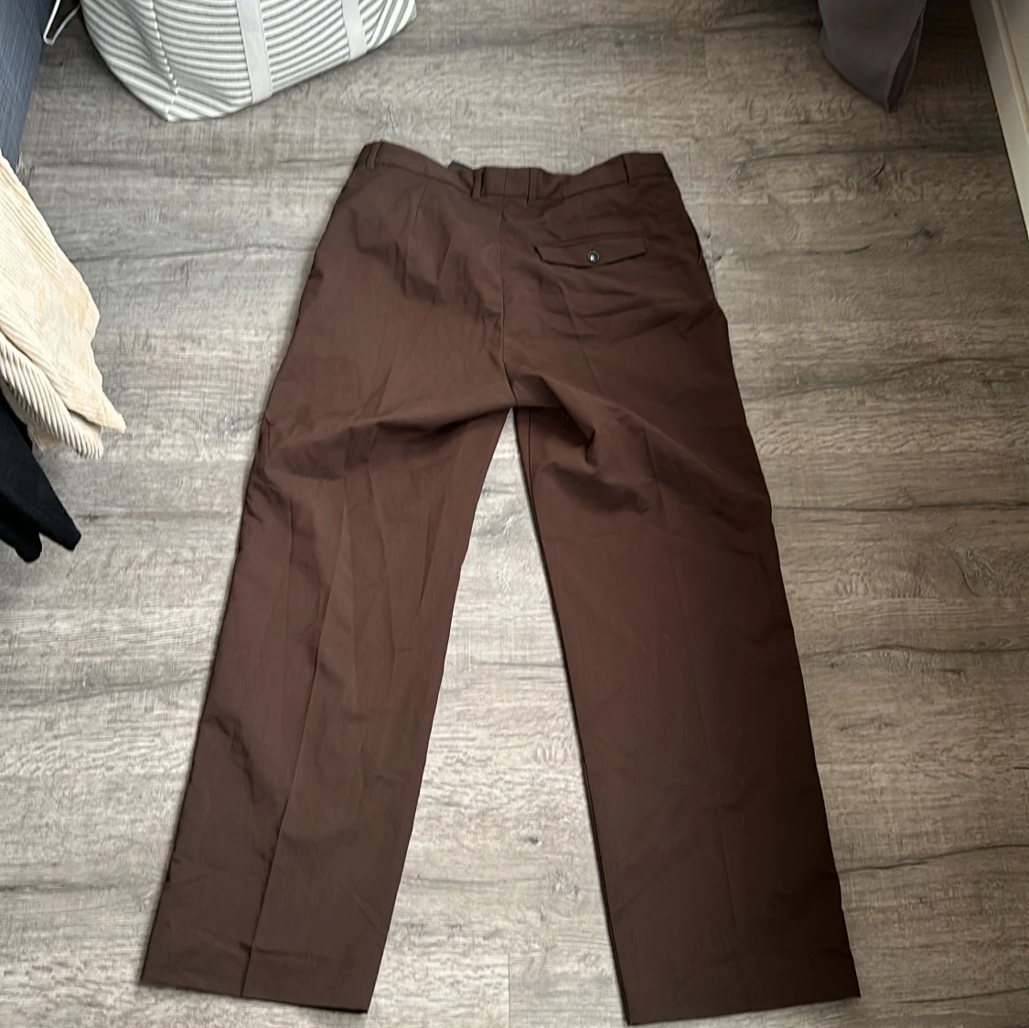 Bruna kostymbyxor från weekday - 90