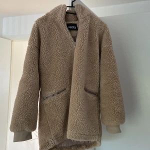 Jacka  - Fluffig jacka från Pieces 