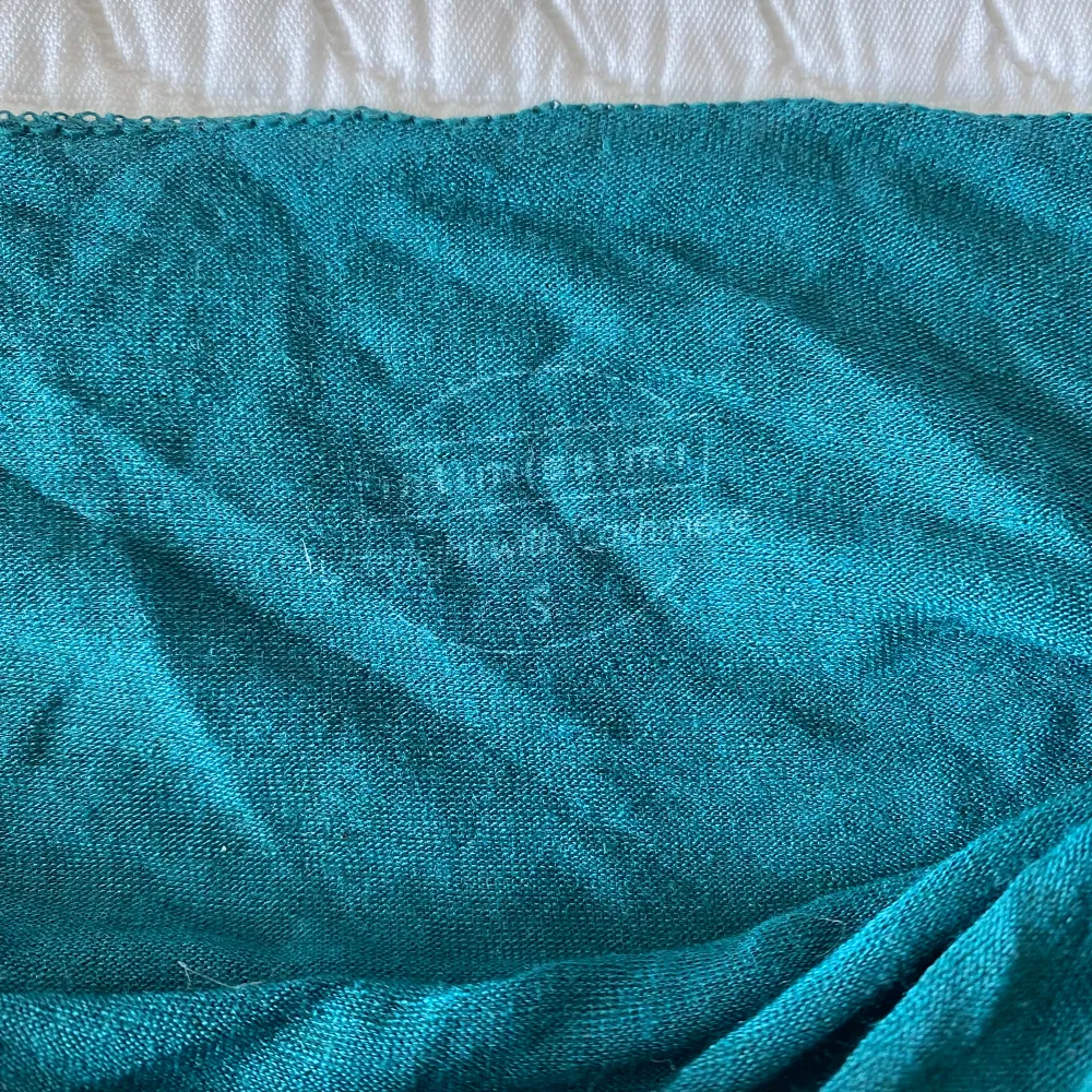 Säljer min intimissimi tröja då den aldrig kom till användning. Supersnygg färg som, sist jag kollade, inte finns kvar på hemsidan!. Tröjor & Koftor.