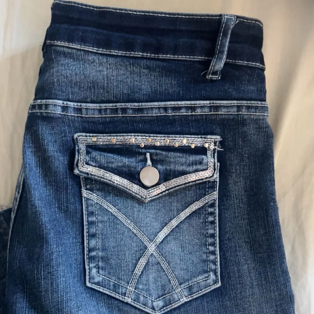 skitsnygga stretchiga lågmidjade bootcut jeans. dom är knappt använda och säljer eftersom de inte kommer till användning. kom privat för frågor, priset kan även diskuteras❤️. Jeans & Byxor.