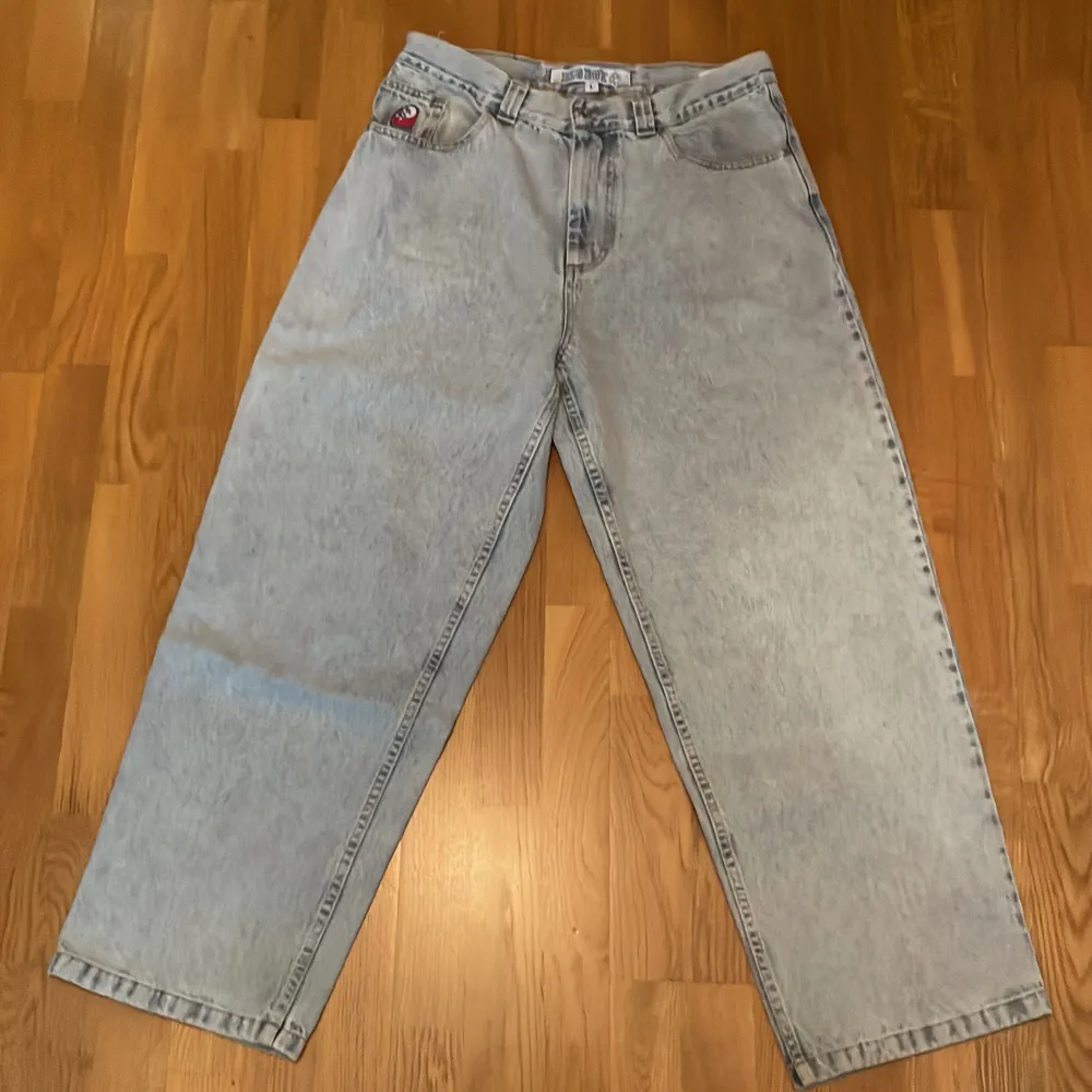 Storlek på de blå och ljusa byxorna är L Knappt använda och i fint skick     Köpare betalar frakt Kan möttas upp i Uddevalla  . Jeans & Byxor.
