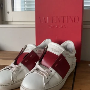 Valentino open skor (röd) - Storlek 41 Helt okej skick  Nypris  €490 = 5719kr 