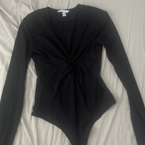 Svart body - V-ringad body från h&m, aldrig använd, nyskick